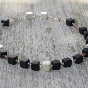 Onyx Würfelcollier mit Peridot und Karneol-Steinperlen und 925-Silber Zwischenteile